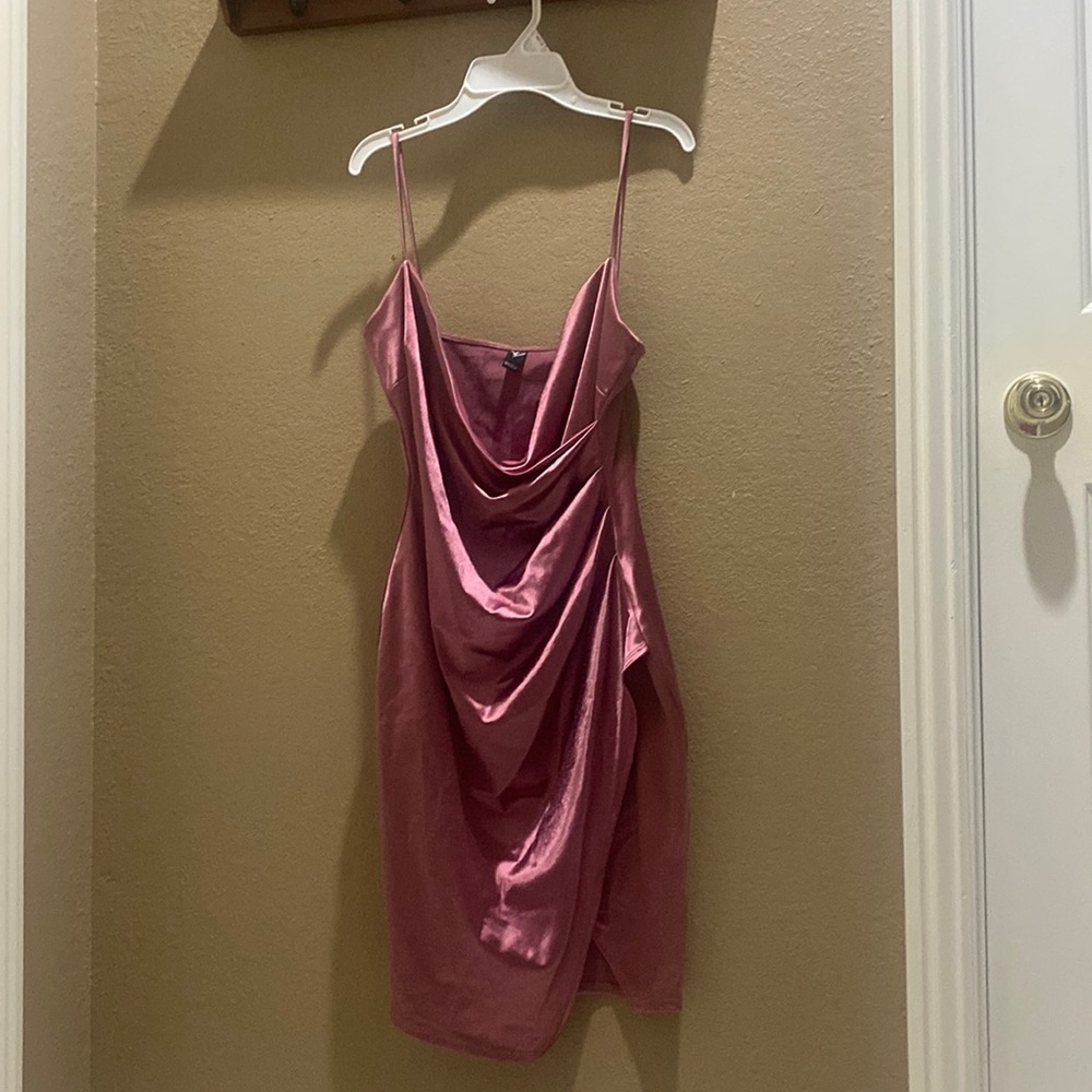 Beautiful silky satin ruffled pink dress from Windsor size large